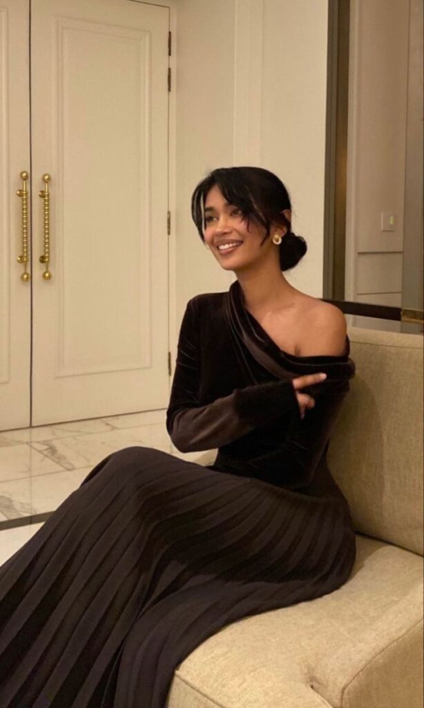 6 things classy women never do Classy black woman putting on a long black off shoulder dress