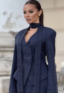 15 Classy Graduation Outfit Ideas for Women (Dresses & Suits You’ll Love)